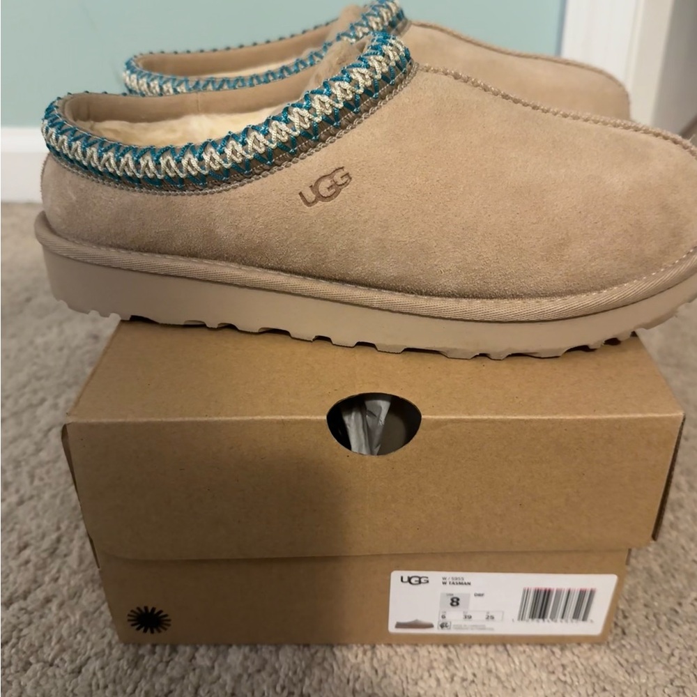 UGG Woman’s Tasman. Light tan.